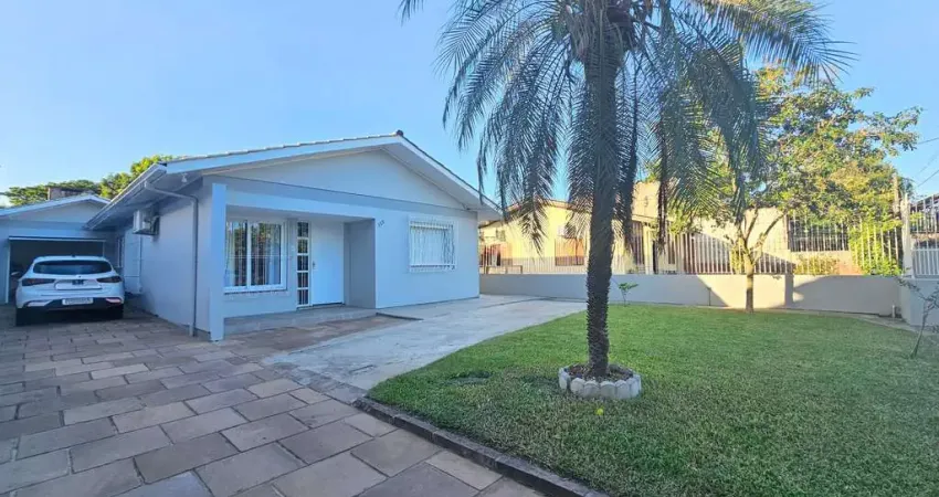 Casa plana à venda com muito bom gosto, conta com 3 dormitórios, sala de estar, jantar e cozinha integradas, 2 banheiros, ótima garagem com churrasqueira, ampla lavanderia, e um maravilhoso pátio na f