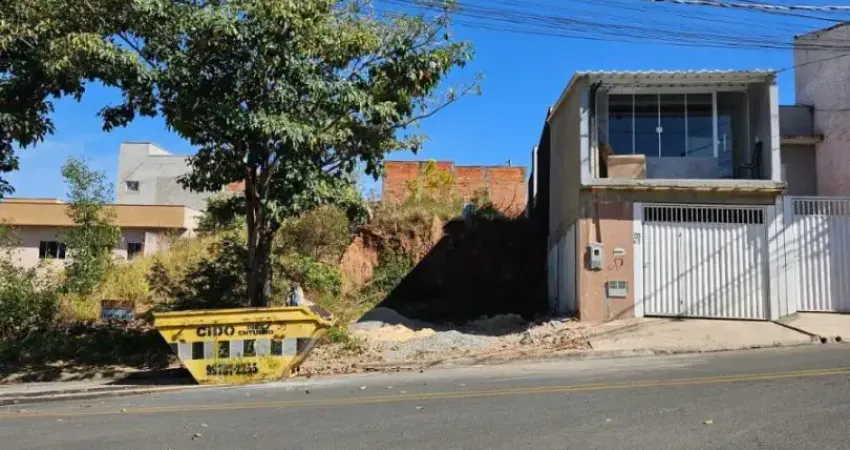 Terreno medindo 8x25 em aclive. Bairro ótimo. para fazer garagem em baixo e casa em cima