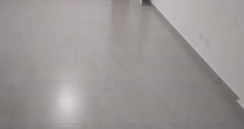 Alugo excelente sala comercial recém reformada no centro de São Vicente