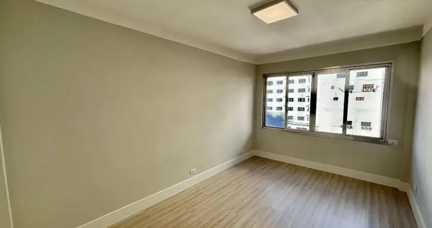 Vendo Apartamento 01 Dormitório, Andar Alto, Frente para a Rua, Uma Quadra da Praia, no Coração do Gonzaga, Santos.