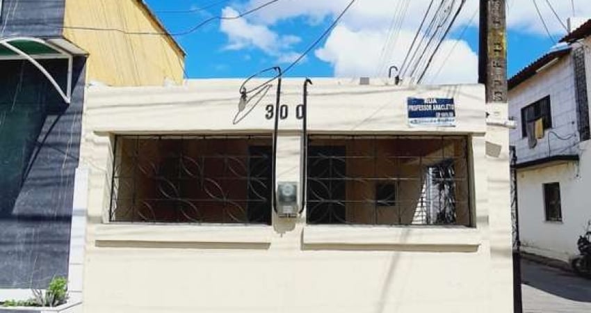 Casa para Locação em Fortaleza, Parquelândia, 2 dormitórios, 1 banheiro, 1 vaga