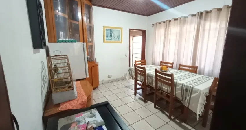 Casa ampla com 2 casas e terreno amplo um maravilhoso tereno a venda!k