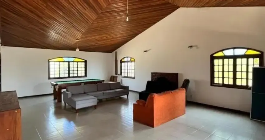 Linda chácara a venda com piscina e quatro vagas de garagem!financia!!