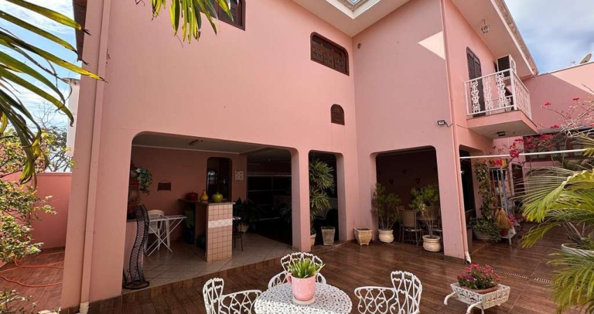 Casa para Venda em Pirassununga, Centro, 3 dormitórios, 1 suíte, 5 banheiros, 2 vagas