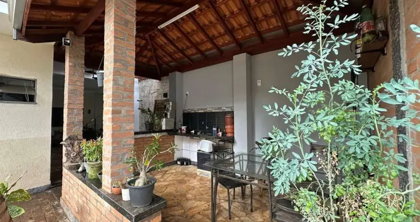 Casa para Venda em Pirassununga, Jardim Treviso, 2 dormitórios, 1 suíte, 3 banheiros, 3 vagas