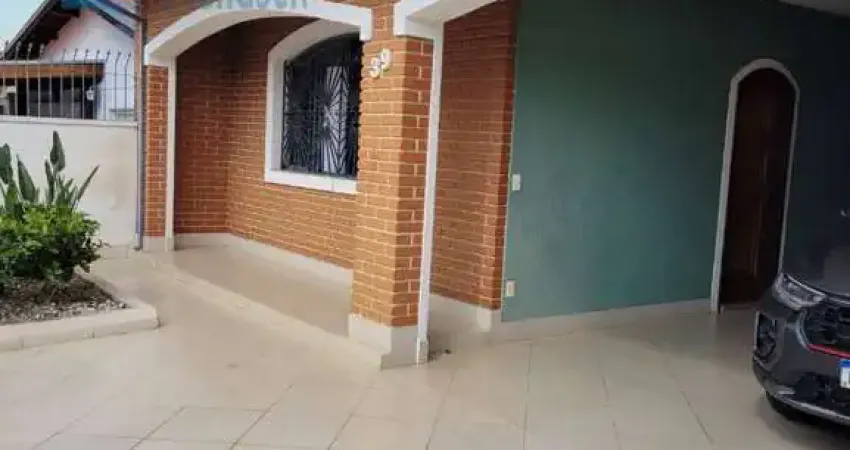 Casa bem localizada no Jardim Garcia-reformada-quintal-3 vagas-acesso rodovias-valor venda R$830.000,00-estuda permuta por imóvel região ou Santos/SP.