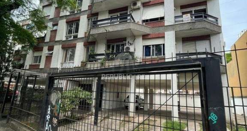 Apartamento de 2 dormitórios sendo um com sacada e garagem para 2 carros.