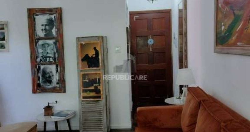 Apartamento de 2 dormitórios,  sala, cozinha, área de serviço separada, banheiro
