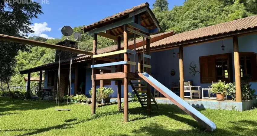 Propriedade agrícola à venda em loteamento central com 190m² e 3 dormitórios/quartos.