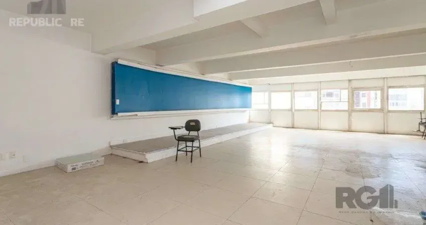 Escritório à venda no centro histórico com 157 m² de área útil disponível.