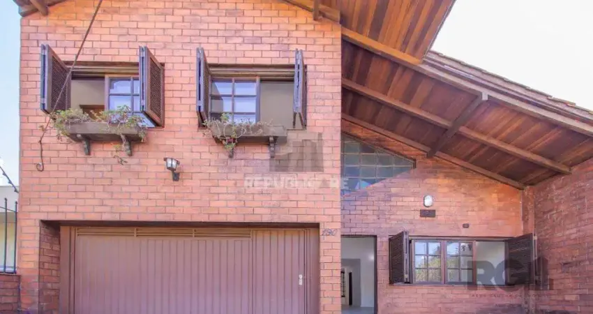 Casa de três quartos, suíte e Três vagas de garagem no bairro São João em POA/RS
