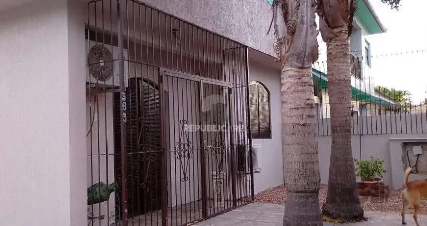 Casa térrea, 3 dormitórios, 1 suíte, living para 2 ambientes, cozinha, pátio, 2