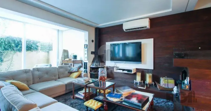 Casa com 327m² de área privativa, oferecendo 3 dormitórios, sendo 3 suítes