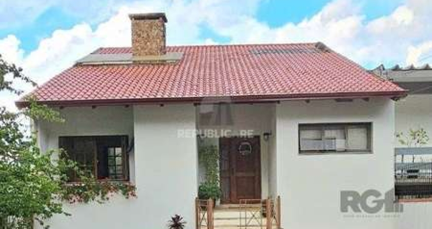 Casa para Venda - 350m², 5 dormitórios, sendo 1 suite, 6vagas - Cristal