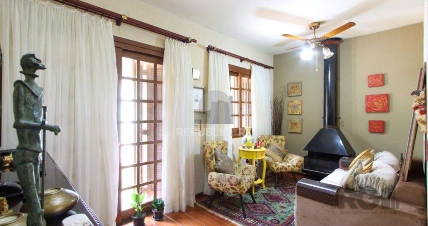 Excelente Casa Tipo Sobrado de alvenaria