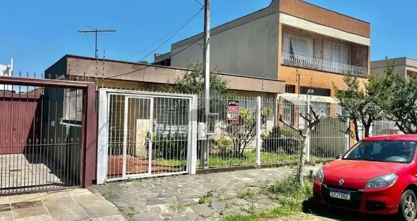 Boa casa térrea, com 03 dormitórios (sendo 01 suíte), sala, 02 banheiros
