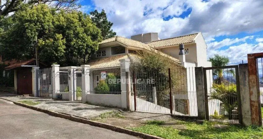 Casa sobrado com 300m² na Vila Nova de 3 dormitórios e 4 vagas