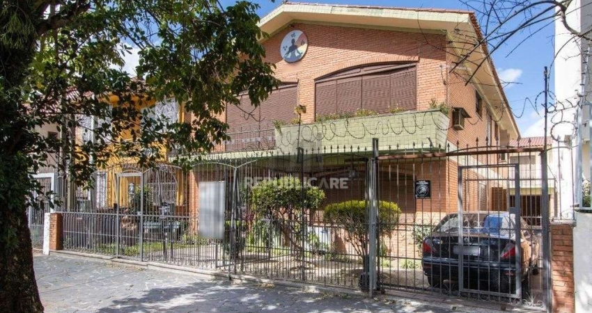 Casa com 07 dormitórios, no bairro Santana, à venda