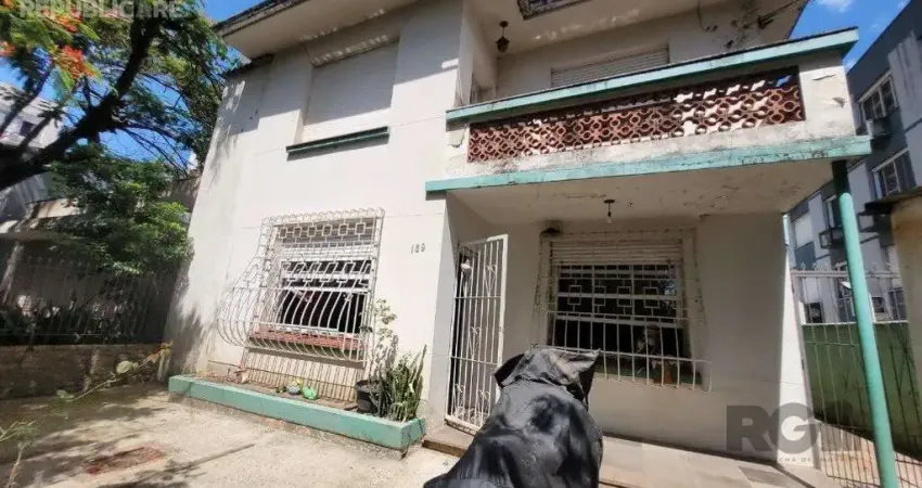 Casa residencial à venda com 8 dormitórios na menino deus, área de 246 m².