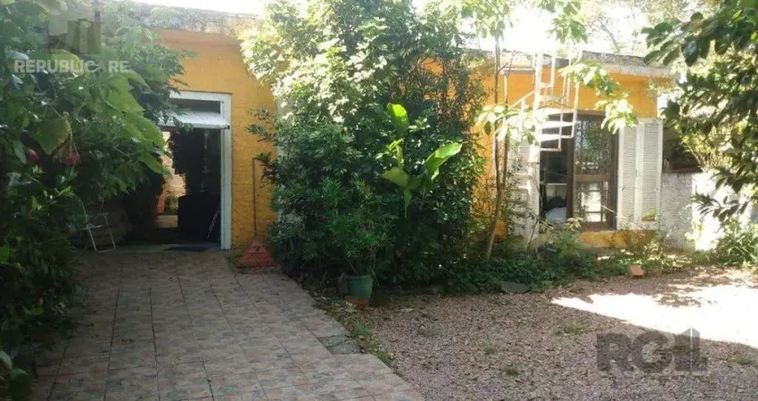 Casa residencial à venda no bairro Restinga com 120 m² e 1 dormitório/quarto.