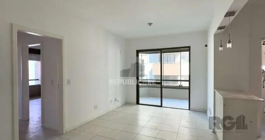 COBERTURA COM 174M², DE FRENTE, 3 DORMITÓRIOS, EM ÓTIMA LOCALIZAÇÃO NO MENINO DE