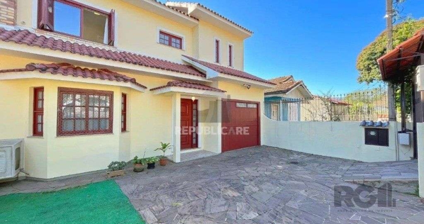 Casa de 3 dormitórios no bairro Cavalhada