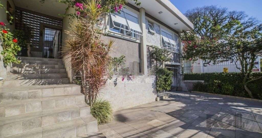 Casa de 4 dormitórios no bairro Glória