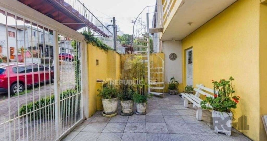 São duas casas no mesmo pátio, com 308,22m² de área construída. Próxima a Av. Te