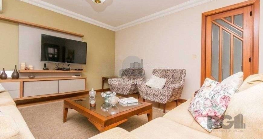 Casa de 380m² - 4 dormitórios, 2 suítes, 4 vagas no bairro Bom Jesus