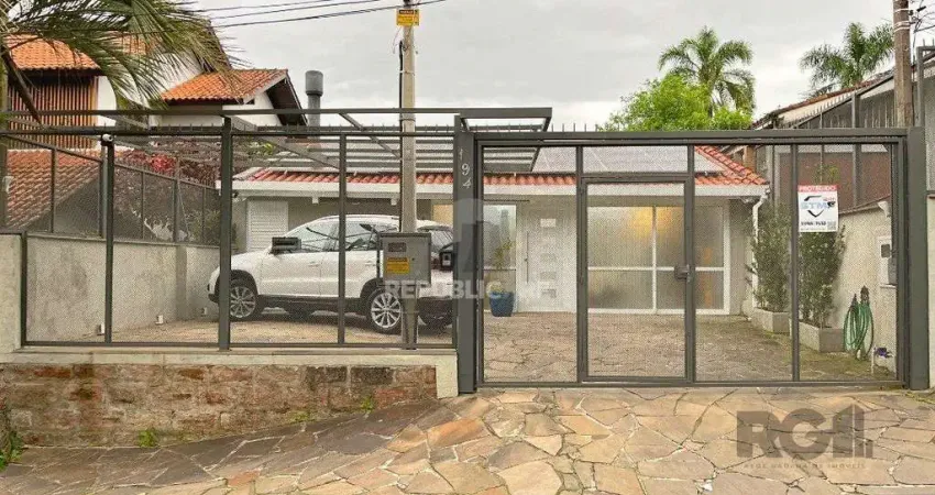 Casa  com Sobrado reformado, de dois pisos, com 3 dormitorios sendo duas  suítes
