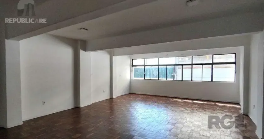 Escritório à venda no centro histórico com 55m² de área útil disponível.