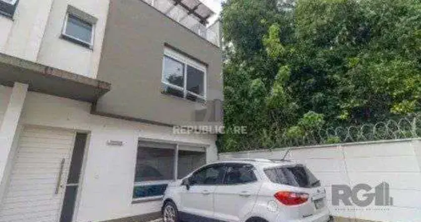 Casa impecável e mobiliada, com 3 niveis, possui 3 dormitórios sendo 1 suíte, 4