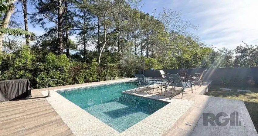 Casa em condomínio com pátio, piscina, 3 suítes e 2 vagas