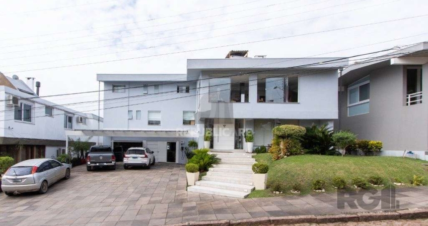 Casa em condominio . com 6 suites, sendo 3 suítes master com closet e hidro.