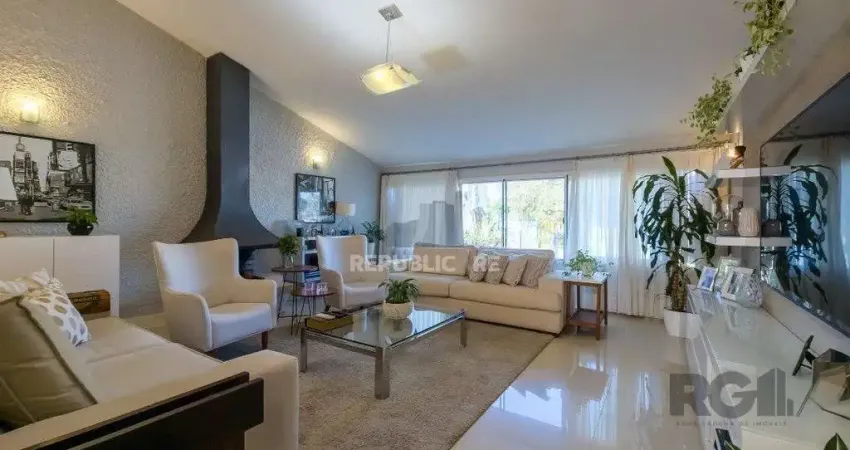 CASA TÉRREA REFORMADA, 3 QUARTOS, SUITE, PÁTIO - BAIRRO CRISTAL