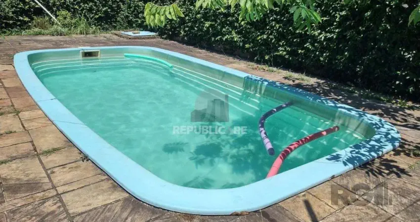 Casa de 3 dormitórios com piscina no Bairro Cristal.