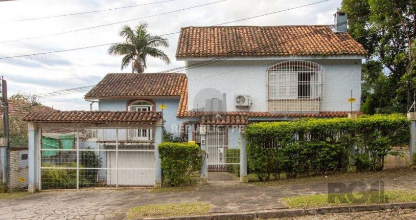 Casa no bairro Cristal, Possui 4 dormitórios, sendo 1suíte, closet e banheira de