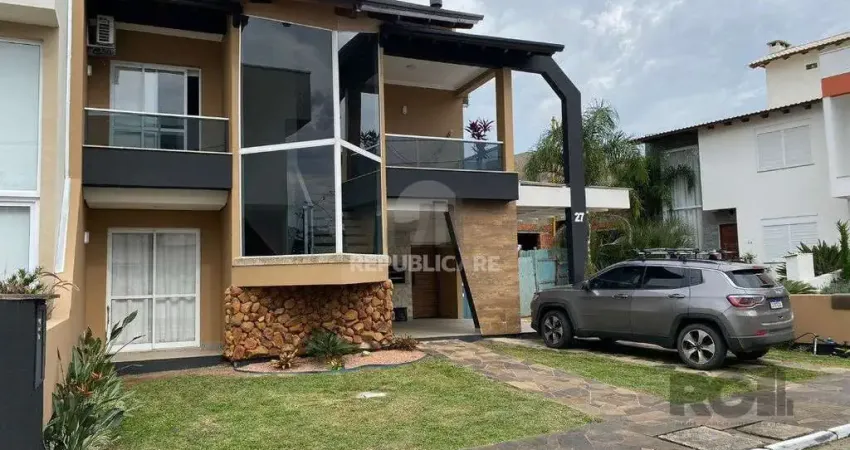 Casa em condominio com excelente padrão construtivo, possui 3 dormitórios, sendo