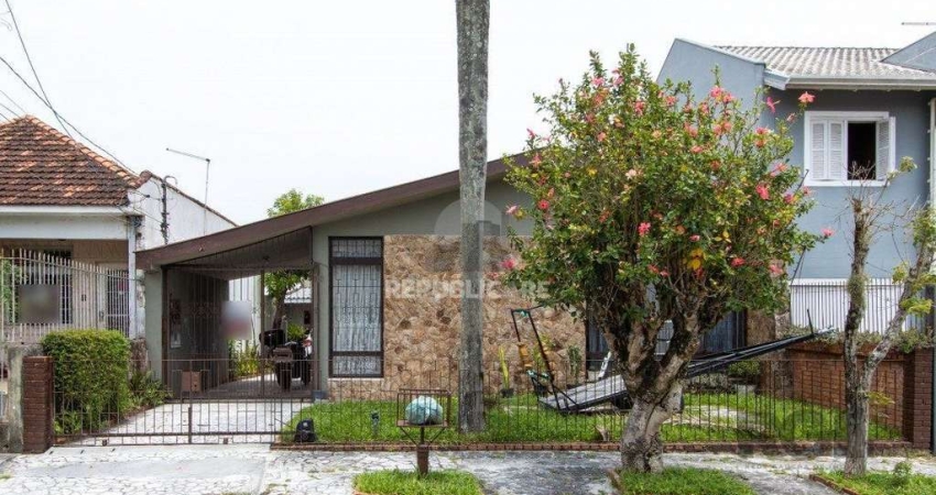 Casa térrea, 3 quartos, 2 banheiros, com pátio no Bairro Cavalhada