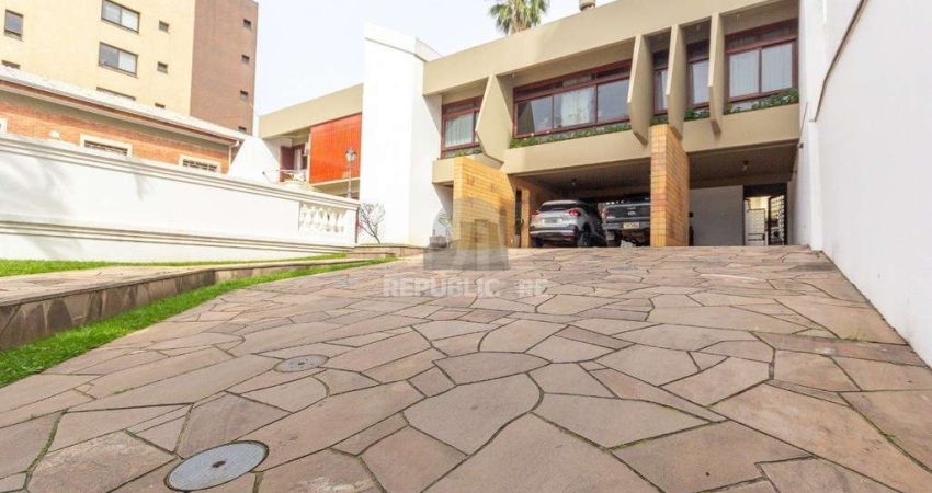 Casa à venda - 500m², 6 dormitórios,  8 vagas, 1 suite, no bairro Menino Deus, e