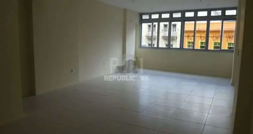 Sala comercial com 55,0 m2, com 2 banheiros e piso com porcelanato.