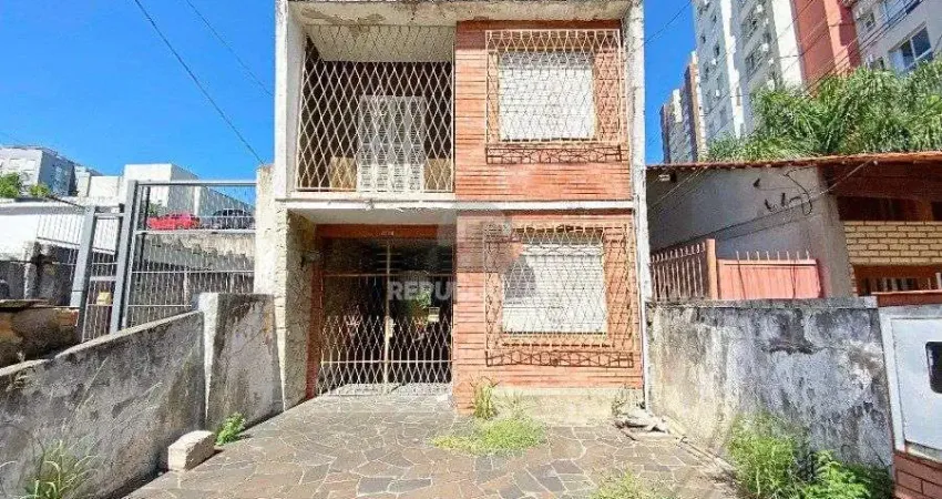 Casa/sobrado de alvenaria em pessimo estado,  com terreno de  5,70x44,00 (251m²)
