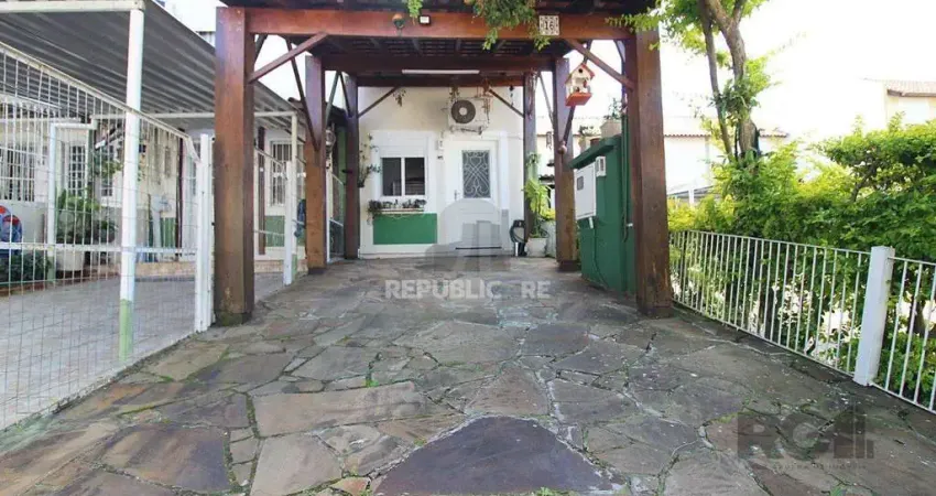 Sobrado com dois dormitórios e uma vaga de garagem próximo ao Zaffari da Juca Ba