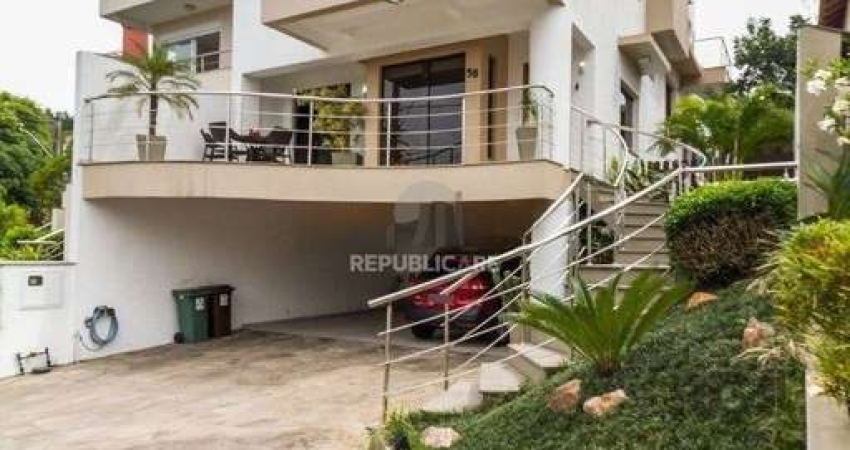 Excelente casa em condomínio com 3 suítes, piscina e 3 vagas de garagem