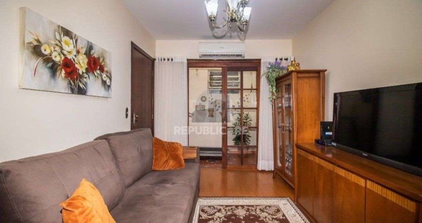Casa de 289m² - 3 dormitórios, 1 suíte, 4 salas, churrasqueira, pátio e 4 vagas