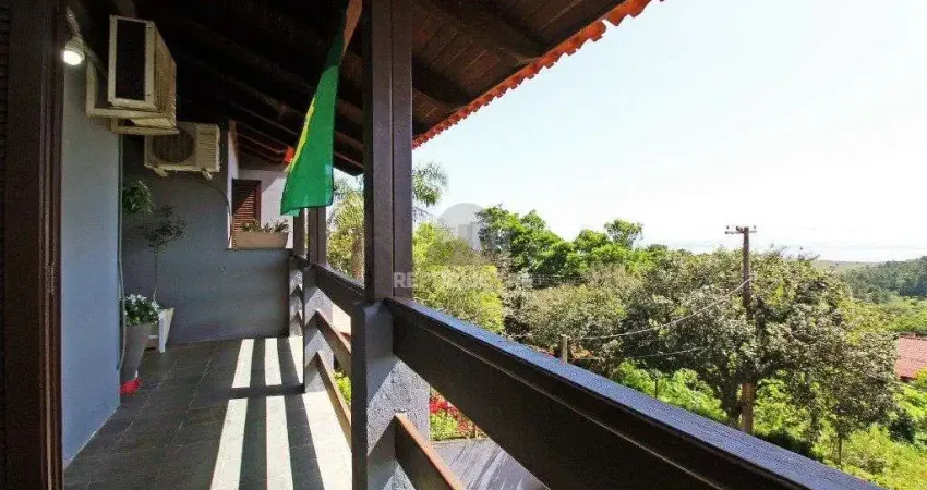 Sobrado 3 dormitórios, 1suíte,  área gourmet com churrasqueira, piscina.