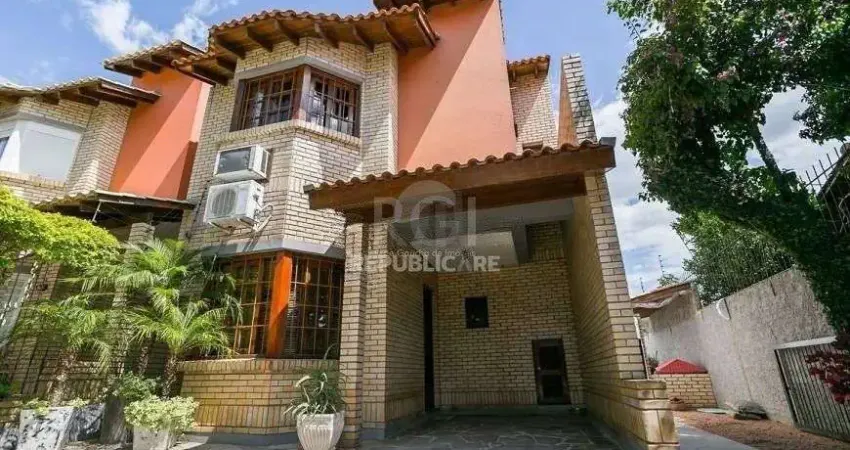Casa de 147m² - 3 dormitórios, 1 suíte, churrasqueira, pátio com piscina e 3 vag