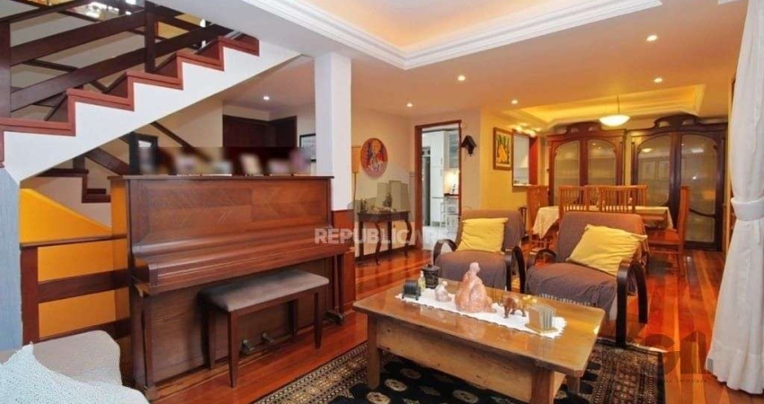 Casa de 275m² - 3 dormitórios e 3 vagas no bairro Coronel Aparício Borges