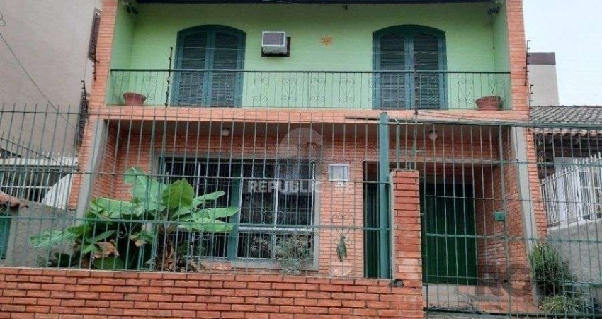 Casa de 130m² com 3 dormitórios no bairro Jardim Botânico.