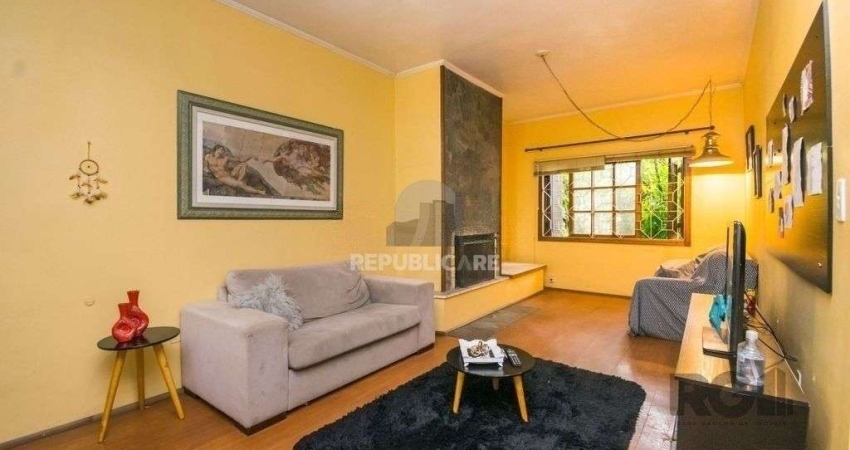 Excelente casa de 354m² com 5 dormitórios e 8 vagas.